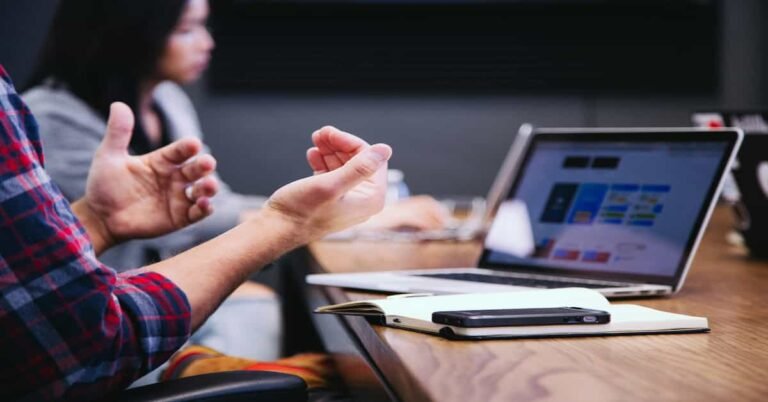 ek computer ke samne baitha ek vyakti, jo SSC CGL Tax Assistant Salary ki jankari prapt kar raha hai